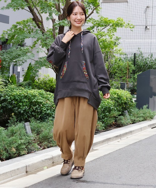 チチカカ（チチカカ）の「ポカフーディーパッチプルオーバー（パーカー・レディース・アイボリー/チャコールグレー/ブルー・FREE）」の7枚目の写真