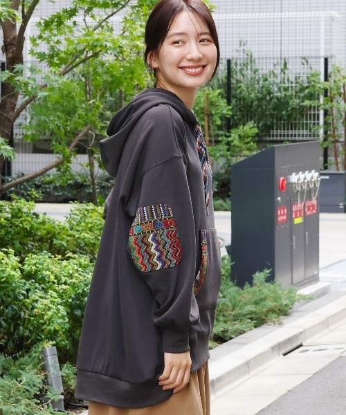 チチカカ（チチカカ）の「ポカフーディーパッチプルオーバー（パーカー・レディース・アイボリー/チャコールグレー/ブルー・FREE）」の8枚目の写真