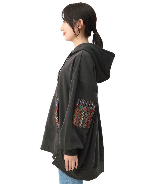 チチカカ（チチカカ）の「ポカフーディーパッチプルオーバー（パーカー・レディース・アイボリー/チャコールグレー/ブルー・FREE）」の12枚目の写真