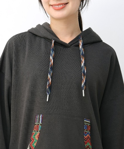 チチカカ（チチカカ）の「ポカフーディーパッチプルオーバー（パーカー・レディース・アイボリー/チャコールグレー/ブルー・FREE）」の14枚目の写真