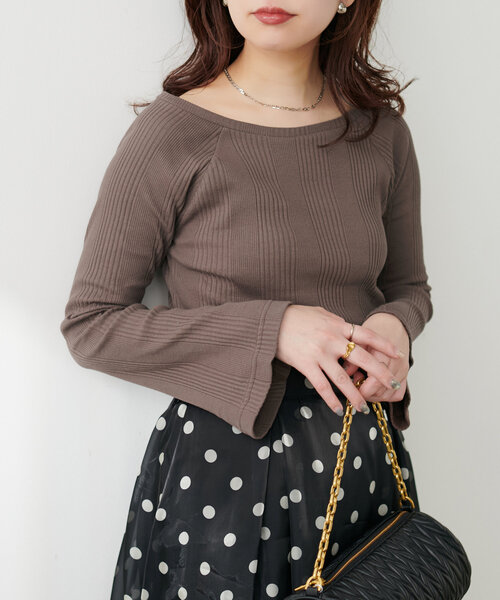 natural couture(ナチュラルクチュール)の「テレコオフショルカットTOPS(Tシャツ/カットソー・レディース・ボルドー/ブラウン/ブラック/アイボリー/グレイッシュベージュ・FREE)」の3枚目の写真