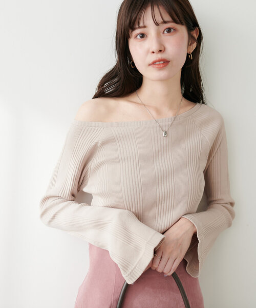 natural couture(ナチュラルクチュール)の「テレコオフショルカットTOPS(Tシャツ/カットソー・レディース・ボルドー/ブラウン/ブラック/アイボリー/グレイッシュベージュ・FREE)」の4枚目の写真