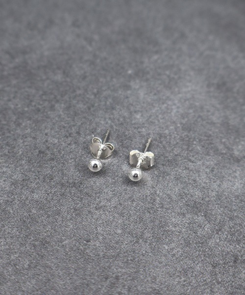 4INT.(フォイント)の「メタルボール スタッドピアス / silver925 (金属アレルギー対応)(ピアス(両耳用)・メンズ・シルバー・3/4/5)」の8枚目の写真