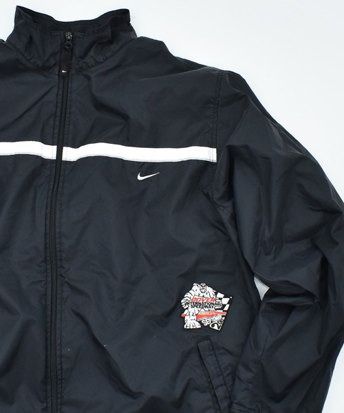 NIKE(ナイキ)の「【ヴィンテージ古着】Y2K NIKE ワッペン ナイロンジャケット(ナイロンジャケット・メンズ・ブラック・X-LARGE)」の1枚目の写真