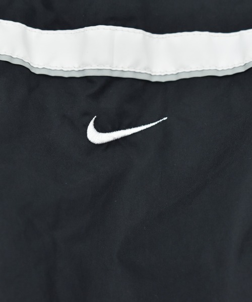 NIKE(ナイキ)の「【ヴィンテージ古着】Y2K NIKE ワッペン ナイロンジャケット(ナイロンジャケット・メンズ・ブラック・X-LARGE)」の4枚目の写真