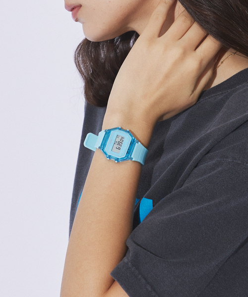 ICE WATCH（アイスウォッチ）の「【ice watch /アイスウォッチ】ICE digit retro/アイス デジット レトロ COLORシリーズ（デジタル腕時計・メンズ・イエロー/オレンジ/ホワイト/ピンク/レッド/ブラック/サックスブルー/エメラルド・フリー）」の5枚目の写真