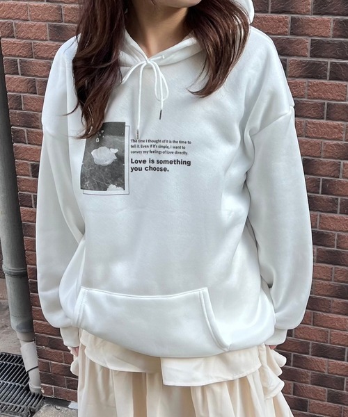 merrylatte(メリーラテ)の「モノクロ英字フラワーパーカー(パーカー・レディース・ホワイト・X-LARGE)」の1枚目の写真