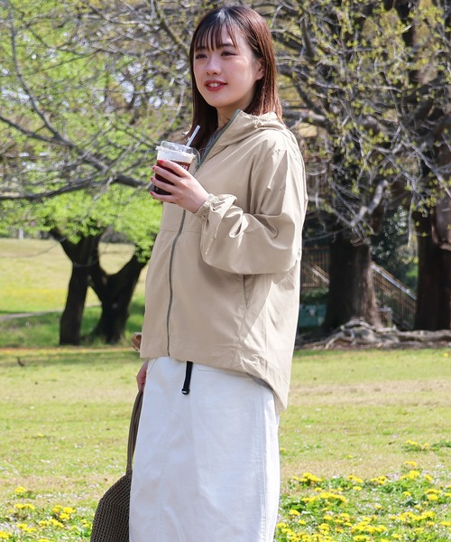 KRIFF MAYER Lady's Collection(クリフメイヤーレディースコレクション)の「【撥水防汚/UVカット/ストレッチ】さらさらエアーフードJK(ナイロンジャケット・レディース・その他5/レンガ/ブラック/ナチュラル/ベージュ/カラフル/グリーン・LARGE/MEDIUM)」の4枚目の写真