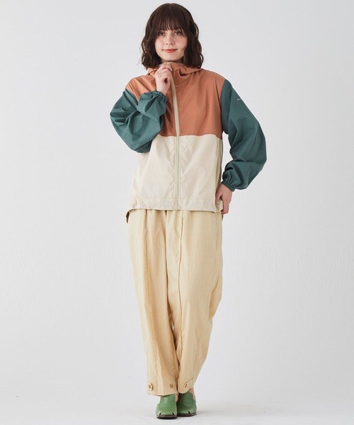 KRIFF MAYER Lady's Collection(クリフメイヤーレディースコレクション)の「【撥水防汚/UVカット/ストレッチ】さらさらエアーフードJK(ナイロンジャケット・レディース・その他5/レンガ/ブラック/ナチュラル/ベージュ/カラフル/グリーン・LARGE/MEDIUM)」の15枚目の写真