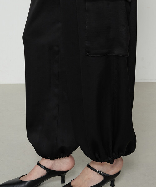 K.T KIYOKO TAKASE（キヨコタカセ）の「トリアセテート／ポリエステルサテン カーゴパンツ（その他パンツ・レディース・チャコール/ブラック・7号/9号/11号）」の15枚目の写真