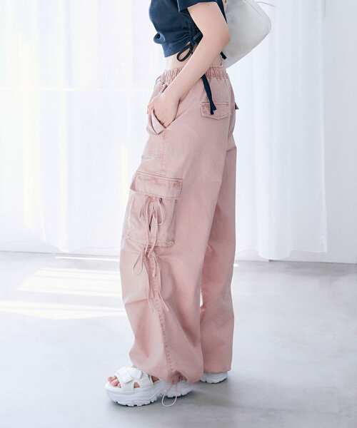 OLIVE des OLIVE（オリーブデオリーブ）の「デニムカーゴパンツ（その他パンツ・レディース・ピンク/ブラウン/オフホワイト/ブラック系その他・FREE）」の2枚目の写真