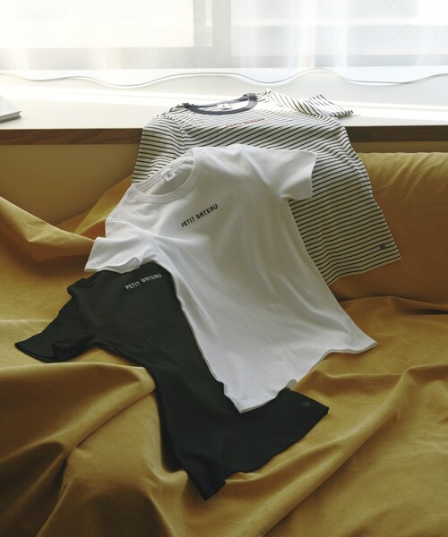 PETIT BATEAU（プチバトー）の「PETIT BATEAU × Firsthand/プチバトー 別注ロゴ クルーネックTEE / ワンポイントミニロゴTシャツ（Tシャツ/カットソー・レディース・ホワイト/その他/ブラック・S/M）」の2枚目の写真