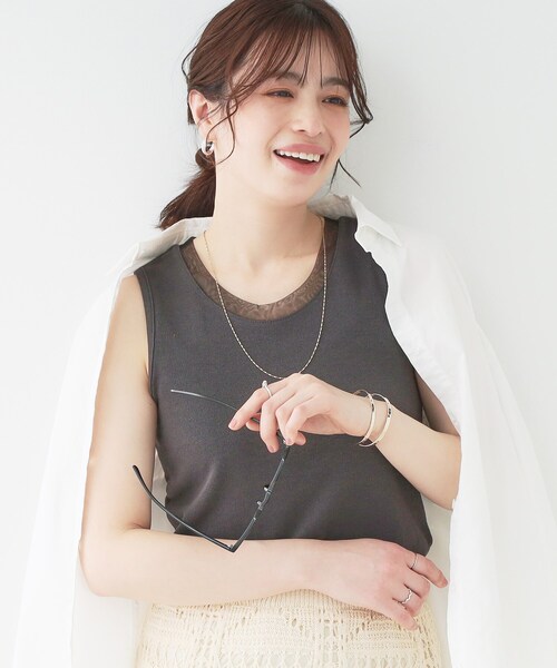 SHOO・LA・RUE(シューラルー)の「【洗える/S-LL】シアーネックがこなれ見え リブタンクトップ(Tシャツ/カットソー・レディース・ホワイト/ブラック/ダークグレー/ライトグリーン・01/02/03/04)」の4枚目の写真