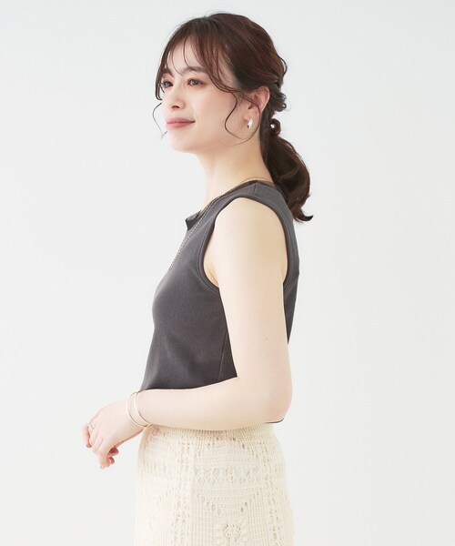 SHOO・LA・RUE(シューラルー)の「【洗える/S-LL】シアーネックがこなれ見え リブタンクトップ(Tシャツ/カットソー・レディース・ホワイト/ブラック/ダークグレー/ライトグリーン・01/02/03/04)」の10枚目の写真