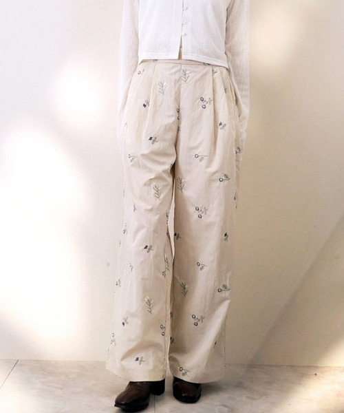 STYLEBLOCK(スタイルブロック)の「TNタフタ花柄刺繍タックパンツ(その他パンツ・レディース・ホワイト系その他/ブラック・M)」の1枚目の写真