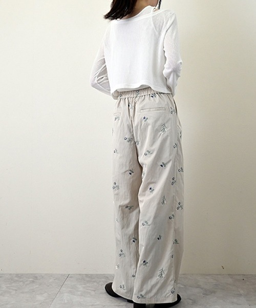 STYLEBLOCK(スタイルブロック)の「TNタフタ花柄刺繍タックパンツ(その他パンツ・レディース・ホワイト系その他/ブラック・M)」の6枚目の写真