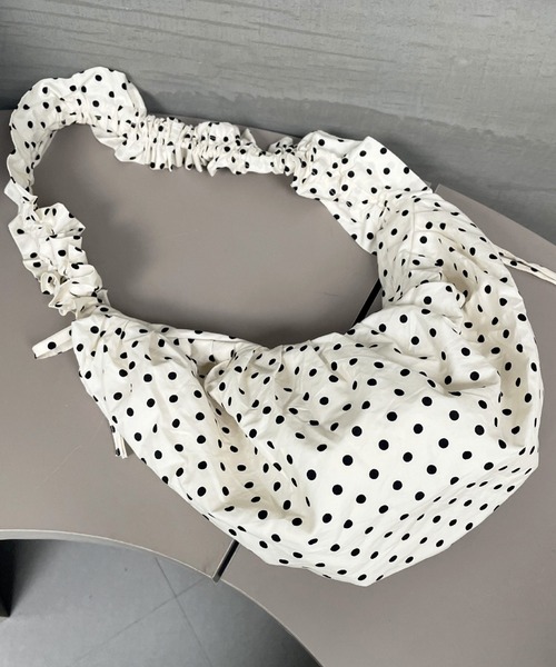 HALEY PESCA（ヘーリーペスカ）の「HALEY PESCA/ドット柄　ギャザーショルダーバッグ（ショルダーバッグ・レディース・ホワイト/ブラック/アイボリー・FREE）」の2枚目の写真