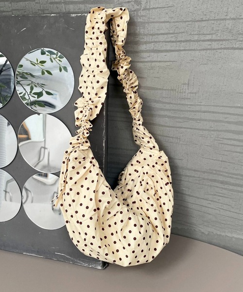 HALEY PESCA（ヘーリーペスカ）の「HALEY PESCA/ドット柄　ギャザーショルダーバッグ（ショルダーバッグ・レディース・ホワイト/ブラック/アイボリー・FREE）」の5枚目の写真