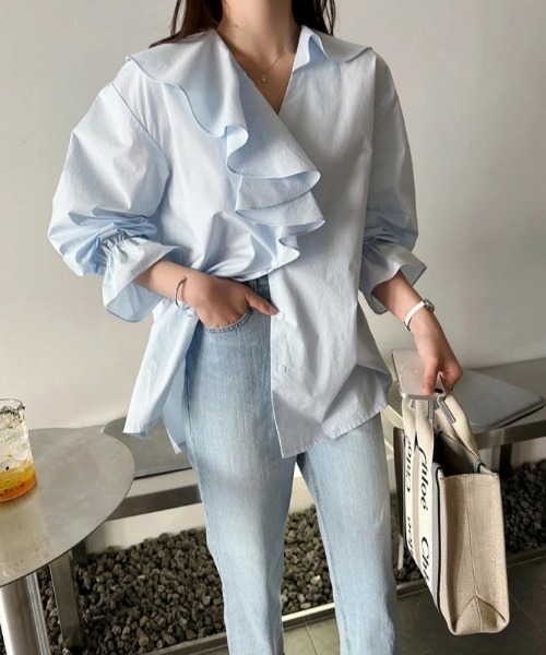 AMELY(エミリー)の「フリルブラウス(シャツ/ブラウス・レディース・ブルー/ホワイト/ブラック・フリー)」の5枚目の写真