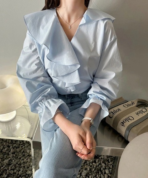 AMELY(エミリー)の「フリルブラウス(シャツ/ブラウス・レディース・ブルー/ホワイト/ブラック・フリー)」の4枚目の写真