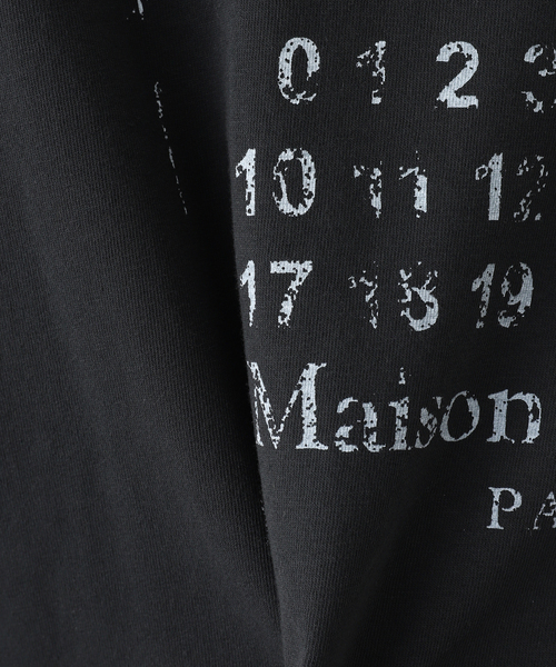 Maison Margiela(メゾンマルジェラ)の「MAISON MARGIELA (メゾン マルジェラ) Calendar Logo T-Shirt(Tシャツ/カットソー・メンズ・ブラック系その他・LARGE/X-LARGE)」の3枚目の写真