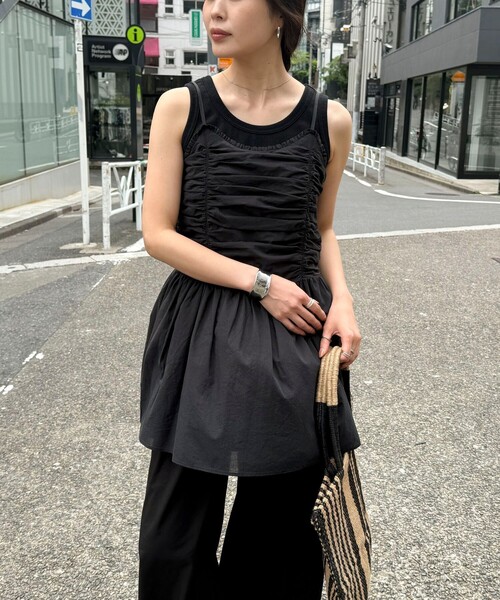 fredy emue(フレディエミュ)の「ギャザーキャミソールビスチェ(キャミソール・レディース・ブラック/オフホワイト・38)」の2枚目の写真