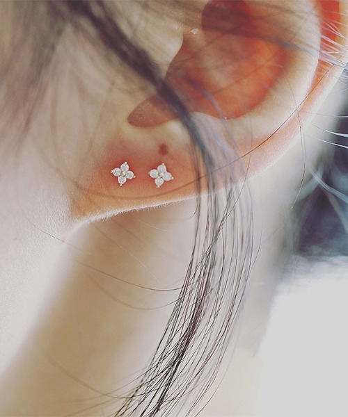 yu-ka(ユーカ)の「YU-KA:フラワーモチーフミニピアス flower motif mini pierce(ピアス(両耳用)・レディース・シルバー/ゴールド・FREE)」の3枚目の写真