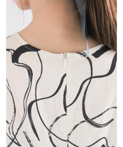 Te chichi(テチチ)の「【松井愛莉着用】バルーンスリーブVネックワンピース(ワンピース・レディース・オフホワイト/ブラック/グリーン・F)」の11枚目の写真