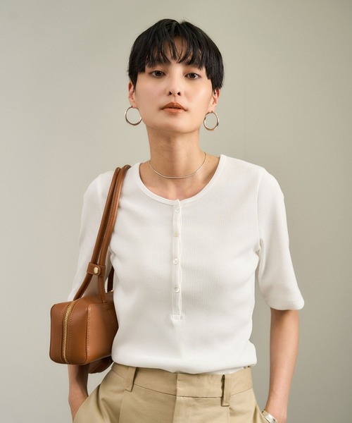 SALON adam et rope'(サロン アダム エ ロペ)の「【WEB限定】プリマベールリブヘンリーネックTシャツ(Tシャツ/カットソー・レディース・チャコールグレー/ブラック/オフホワイト・FREE)」の1枚目の写真