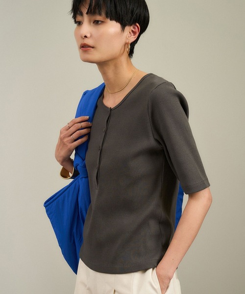 SALON adam et rope'(サロン アダム エ ロペ)の「【WEB限定】プリマベールリブヘンリーネックTシャツ(Tシャツ/カットソー・レディース・チャコールグレー/ブラック/オフホワイト・FREE)」の3枚目の写真