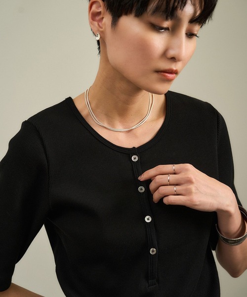 SALON adam et rope'(サロン アダム エ ロペ)の「【WEB限定】プリマベールリブヘンリーネックTシャツ(Tシャツ/カットソー・レディース・チャコールグレー/ブラック/オフホワイト・FREE)」の2枚目の写真