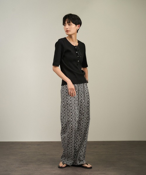 SALON adam et rope'(サロン アダム エ ロペ)の「【WEB限定】プリマベールリブヘンリーネックTシャツ(Tシャツ/カットソー・レディース・チャコールグレー/ブラック/オフホワイト・FREE)」の11枚目の写真