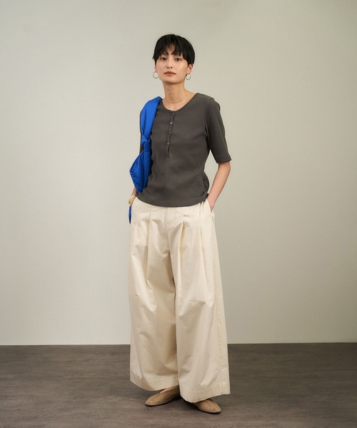 SALON adam et rope'(サロン アダム エ ロペ)の「【WEB限定】プリマベールリブヘンリーネックTシャツ(Tシャツ/カットソー・レディース・チャコールグレー/ブラック/オフホワイト・FREE)」の12枚目の写真