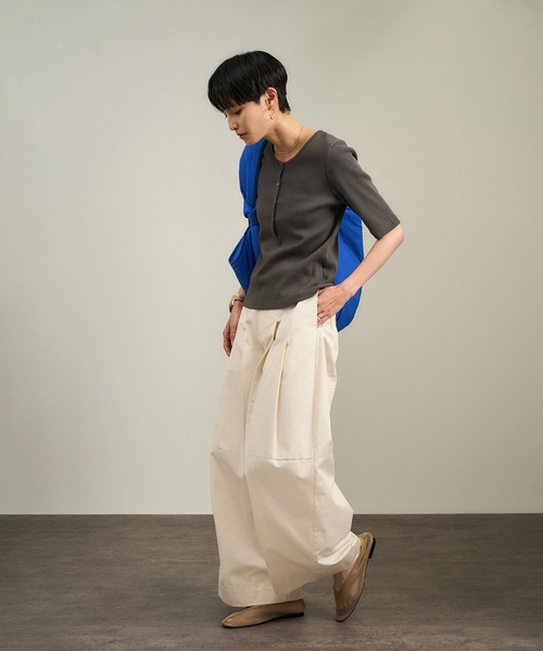 SALON adam et rope'(サロン アダム エ ロペ)の「【WEB限定】プリマベールリブヘンリーネックTシャツ(Tシャツ/カットソー・レディース・チャコールグレー/ブラック/オフホワイト・FREE)」の17枚目の写真