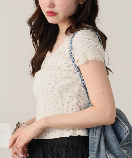 ROOPTOKYO(ループトウキョウ)の「Floral Lace Short Sleeve Top / 花柄レース ショートスリーブトップス 秋物 秋服 2026年秋冬(Tシャツ/カットソー・レディース・アイボリー/ホワイト/ピンク/ブルー・FREE)」の3枚目の写真