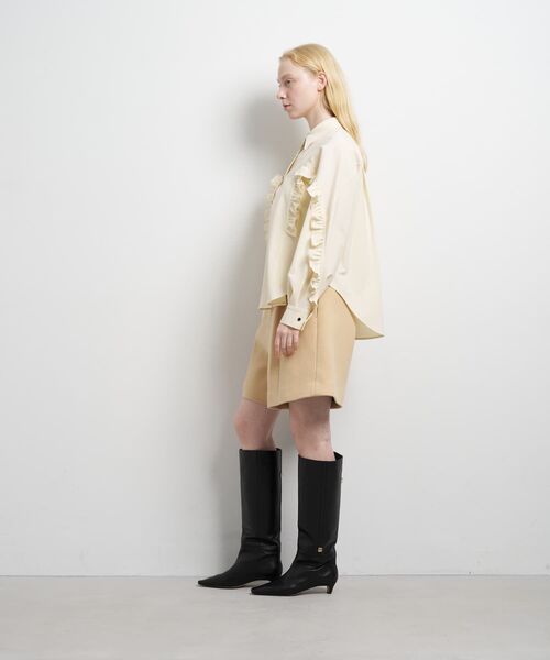 LANVIN en Bleu(ランバンオンブルー)の「ポリエステルウール/デニムフリルブラウス(シャツ/ブラウス・レディース・オフホワイト/ネイビー・38)」の4枚目の写真