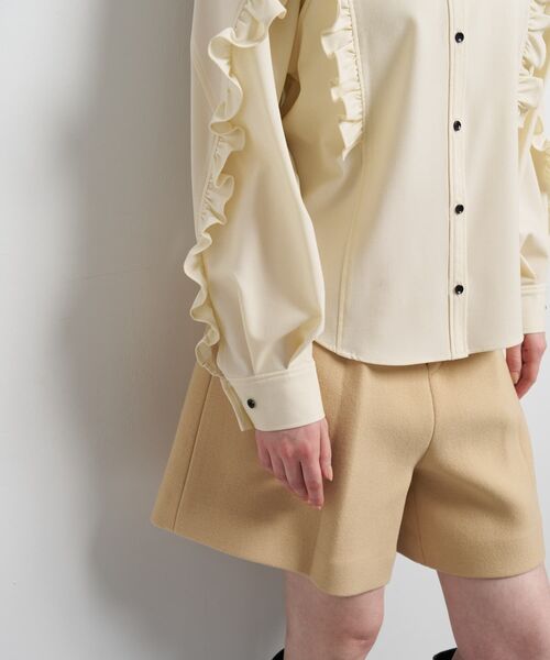 LANVIN en Bleu(ランバンオンブルー)の「ポリエステルウール/デニムフリルブラウス(シャツ/ブラウス・レディース・オフホワイト/ネイビー・38)」の9枚目の写真