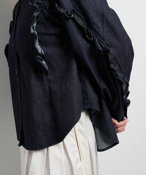 LANVIN en Bleu(ランバンオンブルー)の「ポリエステルウール/デニムフリルブラウス(シャツ/ブラウス・レディース・オフホワイト/ネイビー・38)」の16枚目の写真