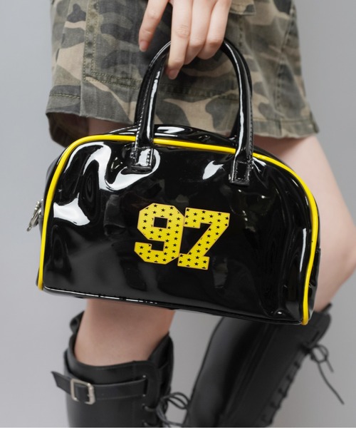 SPINNS（スピンズ）の「【2WAY】エナメルプリントボストンバッグ/平成女児（ボストンバッグ・レディース・その他/サックスブルー系/ブラック系その他・ONESIZE）」の2枚目の写真