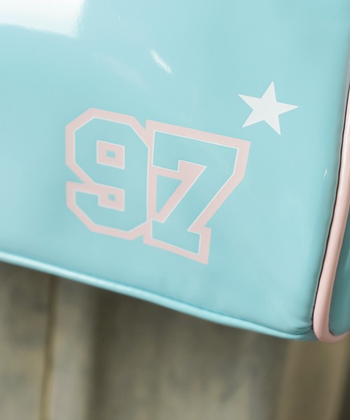 SPINNS（スピンズ）の「【2WAY】エナメルプリントボストンバッグ/平成女児（ボストンバッグ・レディース・その他/サックスブルー系/ブラック系その他・ONESIZE）」の21枚目の写真