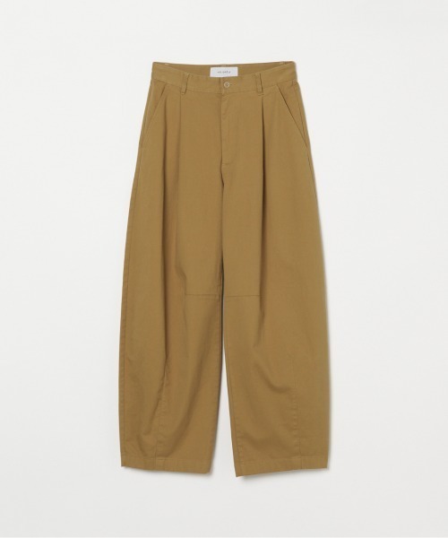 HELIOPOLE(エリオポール)の「COTTON TWILL CURVY TUCK PANTS(その他パンツ・レディース・アイボリー/キャメル/チャコールグレー・36/38)」の1枚目の写真
