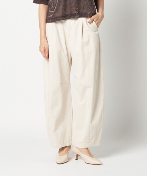 HELIOPOLE(エリオポール)の「COTTON TWILL CURVY TUCK PANTS(その他パンツ・レディース・アイボリー/キャメル/チャコールグレー・36/38)」の2枚目の写真
