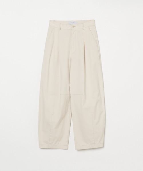 HELIOPOLE(エリオポール)の「COTTON TWILL CURVY TUCK PANTS(その他パンツ・レディース・アイボリー/キャメル/チャコールグレー・36/38)」の4枚目の写真