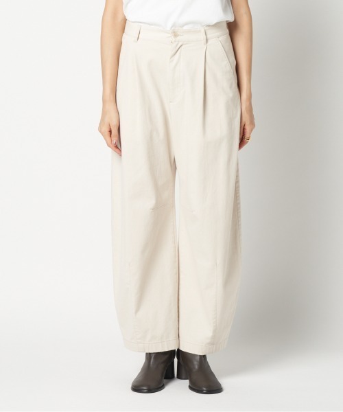 HELIOPOLE(エリオポール)の「COTTON TWILL CURVY TUCK PANTS(その他パンツ・レディース・アイボリー/キャメル/チャコールグレー・36/38)」の13枚目の写真