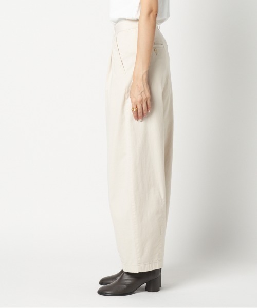 HELIOPOLE(エリオポール)の「COTTON TWILL CURVY TUCK PANTS(その他パンツ・レディース・アイボリー/キャメル/チャコールグレー・36/38)」の14枚目の写真