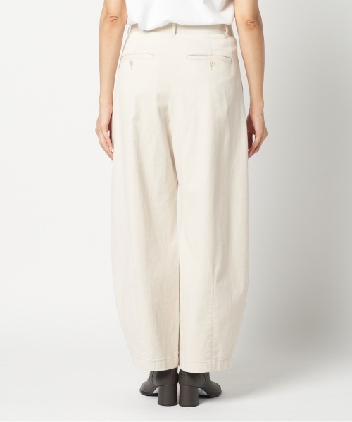 HELIOPOLE(エリオポール)の「COTTON TWILL CURVY TUCK PANTS(その他パンツ・レディース・アイボリー/キャメル/チャコールグレー・36/38)」の15枚目の写真