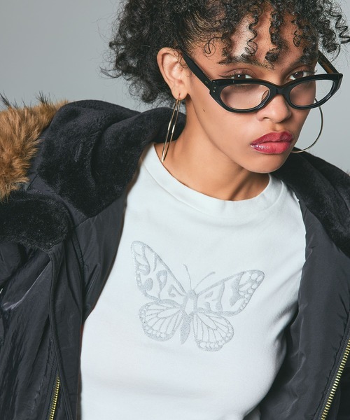 X-girl(エックスガール)の「BUTTERFLY FOAM PRINT L/S BABY TEE(Tシャツ/カットソー・レディース・グレー/ホワイト/チャコール・ONE SIZE)」の4枚目の写真