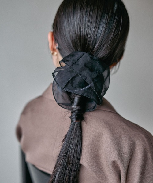 LEPSIM(レプシィム)の「カフスシュシュ 593604(シュシュ・レディース・ブラック/オフホワイト・ONE SIZE)」の1枚目の写真