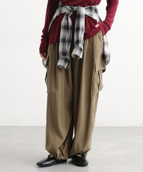 studio CLIP(スタディオクリップ)の「フィブリルツイルカーゴパンツ(その他パンツ・レディース・アイボリー/モカ/ネイビー・FREE)」の2枚目の写真