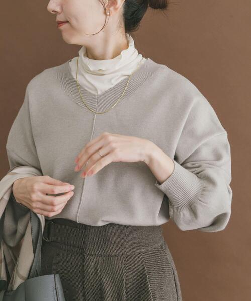 ITEMS URBANRESEARCH（アイテムズ アーバンリサーチ）の「Vネックニットプルオーバー（ニット/セーター・レディース・カーキ/ブラック/ライトグレー/キャメル・FREE）」の2枚目の写真